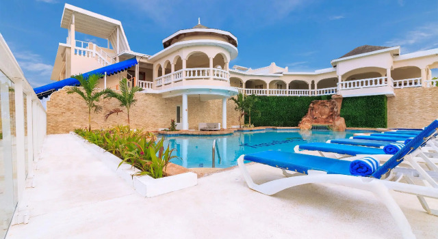 Кровать в общем номере Travellers Beach Resort