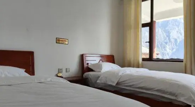 Кровать в общем номере Shangri-La Guanyun Banshan Courtyard