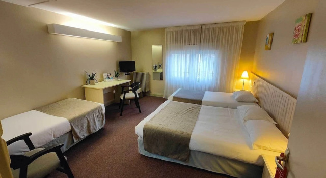 Четырёхместный семейный номер Standard Logis Hôtel Cartier