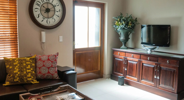 Avemore Mareba Court No 9- with backup power, Забронировать Отель Отели Стелленбос с парковкой, рядом с African Art Boutique Stellenbosch, Парковка