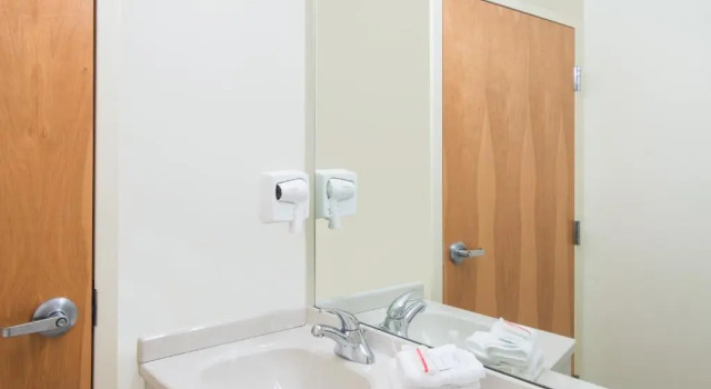 Четырёхместный люкс Microtel Inn & Suites by Wyndham Plattsburgh
