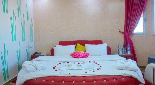 Полулюкс Hôtel Hadaik Ain Asserdoune