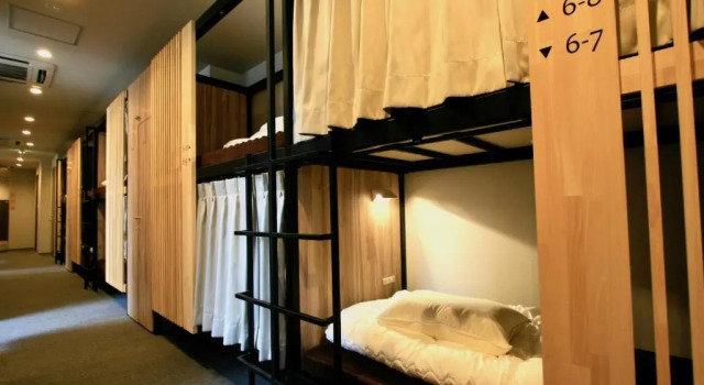 Кровать в общем номере Namba Guesthouse HIVE