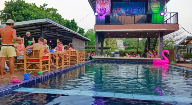 WET Pool Party Haad Rin, Забронировать Хостел Отели Ко-Пханган с парковкой, рядом с Вечеринка «Праздник полной луны» на пляже Хаад-Рин, Парковка