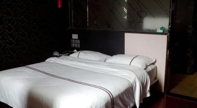 Jixiang Holiday Hotel (Nanning No. 33 Middle School Metro Station)(锦文大酒店(三十三中地铁站店)), Rezerwuj Hotel Hotele w Nanning z parkingiem, Parking