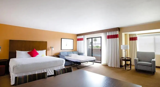 Двухместный люкс с балконом Four Points by Sheraton Phoenix South Mountain
