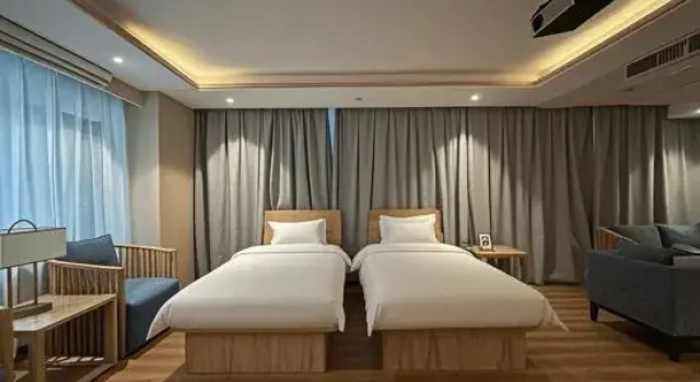 Люкс Deluxe Caitong Hotel (Urumqi Hongshan Park Times Square)