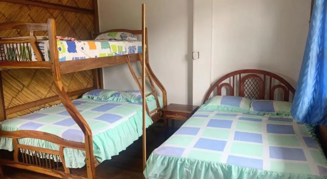 Кровать в общем номере Hostal Mirada al Mar