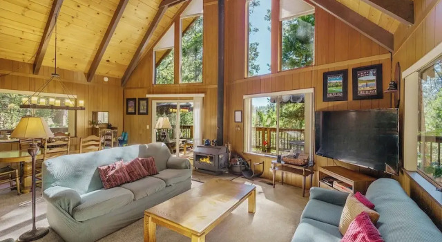 Коттедж Walk to Fly-in Lake: Blue Lake Springs Cabin!