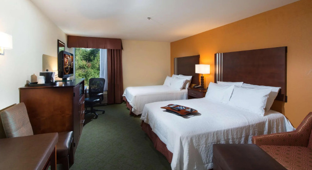 Standardowy czteroosobowy pokój Hampton Inn Cornelia