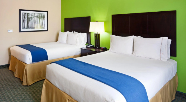 Четырёхместный номер Standard Holiday Inn Express & Suites Newport S by IHG