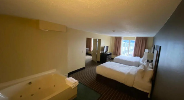 Люкс Days Inn & Suites by Wyndham Norton Shores Muskegon