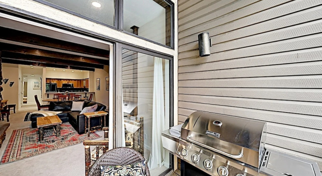 New Listing! Chic Getaway: Pool, Adjacent To Lake 3 Bedroom Condo