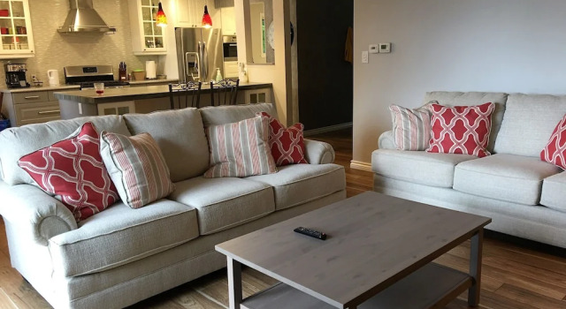 Коттедж Deluxe TO Stays - Waterfront Lake House Retreat