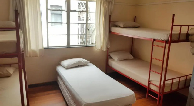 Кровать в общем номере Penthouse on Long Backpackers