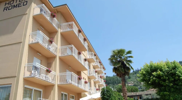 Hotel Romeo, Забронировать Отель Отели в центре Торри-дель-Бенако, в центре, Парковка