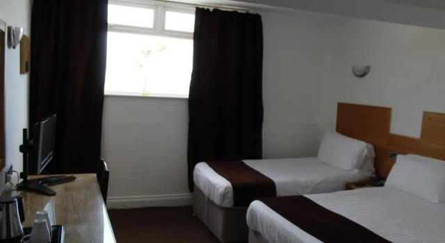 Трёхместный номер Standard Four Saints Brig Y Don Hotel