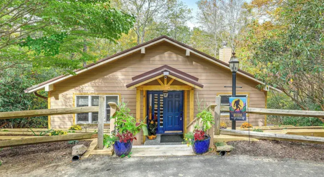 Коттедж Woodland Gem w/ Pool Access: Linville Land Harbor