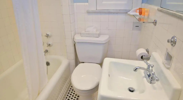 Четырёхместный номер Standard Penn Wells Hotel