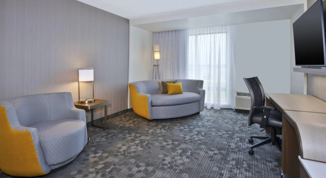Двухместный люкс c 1 комнатой Courtyard by Marriott St. Joseph-Benton Harbor