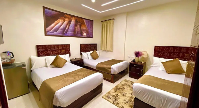 Nemes Pyramids View INN