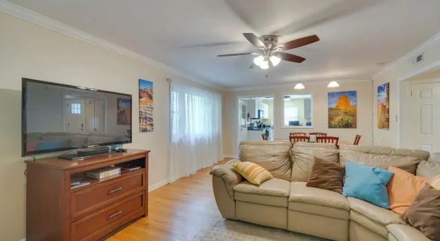 Коттедж с 3 комнатами с балконом Oak Ridge Retreat w/ Porch < 1 Mi to Downtown