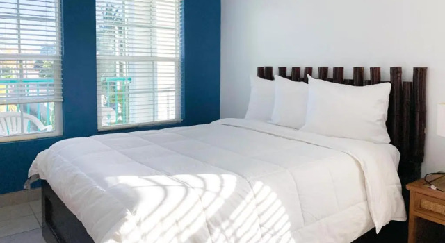 Двухместный номер Standard с балконом и с видом на бассейн Best Western Grand Baymen Gardens