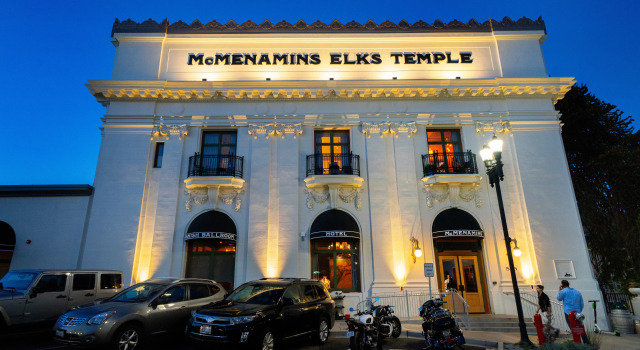 McMenamins Elks Temple, Забронировать Отель Такома Вашингтон, рядом с Bridge of Glass