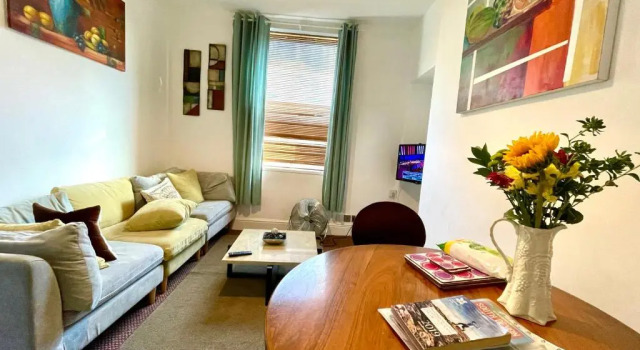 Коттедж 4 bedroomed maisonette in City Centre, near Barbican & Seafront