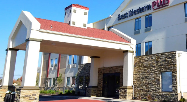 Кровать в общем номере Best Western Plus Lees Summit Hotel & Suites