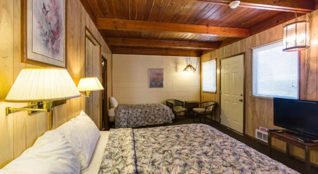 Четырёхместный номер Deluxe Anchor Inn Motel by Loyalty