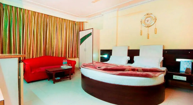 Hotel Rachna Tourist lodge, Забронировать Отель Отели Нью-Дели с бассейном, рядом с Железнодорожный вокзал Нью-Дели, Бассейн