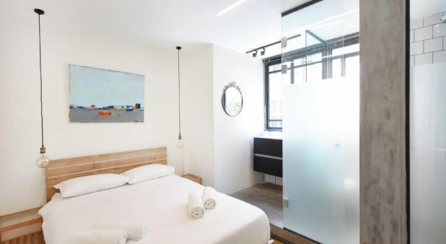Industrial Chic 2BR in Dizengoff 35 by HolyGuest, Забронировать Отель Отели Тель-Авива с бассейном, рядом с Площадь Рабина, Бассейн