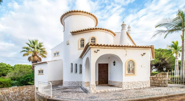 Stunning 3-bed Villa in Albufeira, Забронировать Вилла Виллы Албуфейра, рядом с Praia da Falésia Açoteias, Вилла