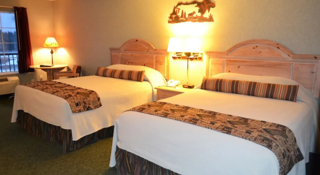 Четырёхместный номер Standard с балконом Crooked River Lodge