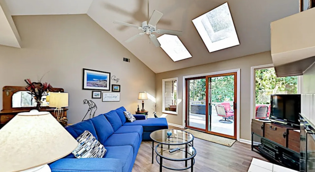 Sunny Coastal-chic W/ Private Deck & Sunroom 3 Bedroom Home, Забронировать Дом для отпуска Хилтон-Хед-Айленд Lowcountry, рядом с Поля для гольфа Heron Point and Ocean Course