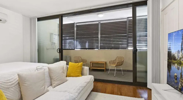 Ground Floor One-bed With Courtyard Access, Забронировать Отель Сидней Sydney Region, рядом с Торговый комплекс Westfield Burwood