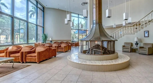 Beautiful cozy 1br apartment walk from the ocean!