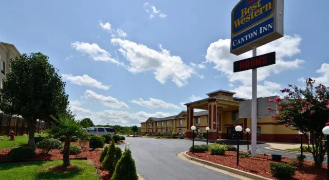 Кровать в общем номере Best Western Canton Inn