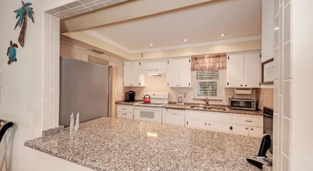 Апартаменты Sea Grape Inn 2- BEACHFRONT Property