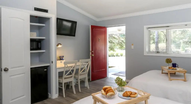 Четырёхместный номер Standard Hamlet Inn - PASSES TO COOPERS BEACH