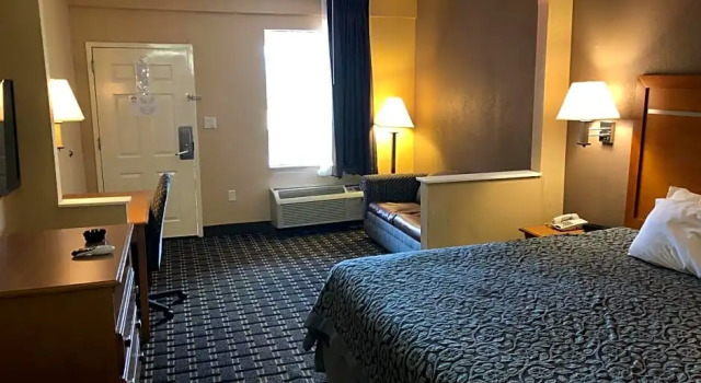 Люкс с видом на бассейн Days Inn by Wyndham Columbus