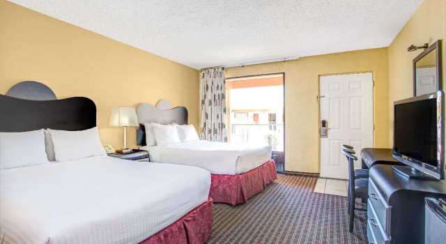 Четырёхместный номер Standard Days Inn by Wyndham St. Petersburg Central