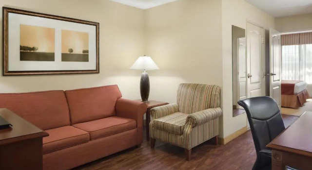 Четырёхместный люкс c 1 комнатой Country Inn & Suites by Radisson, Baltimore North, MD