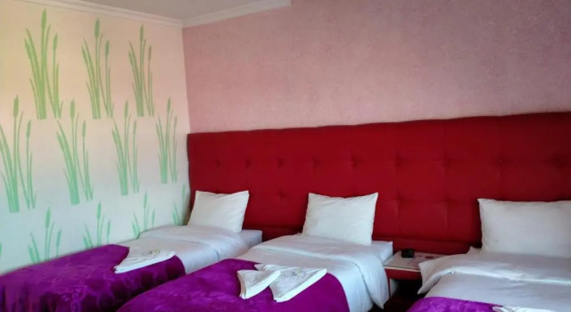 Трёхместный номер Standard Hôtel Hadaik Ain Asserdoune