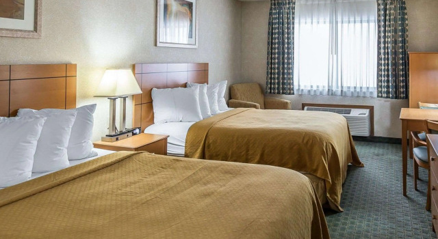 Четырёхместный номер Standard Quality Inn at Collins Road - Cedar Rapids