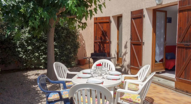 Hameau des Tamarins 24632, Book Hotel Hoteller i Corbières med parkering, Parkering