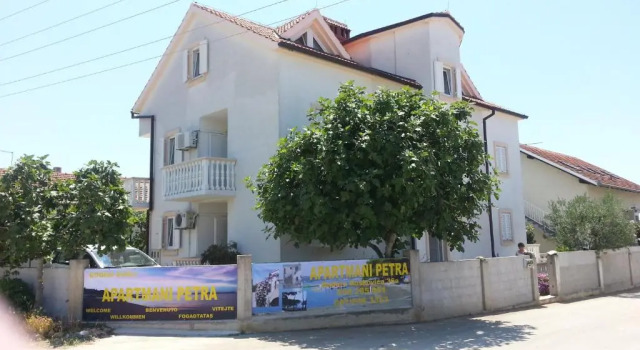 Apartments Petra, Забронировать Апартаменты/квартира Отели Биоград-на-Мору с парковкой, рядом с Kornati Marina, Парковка