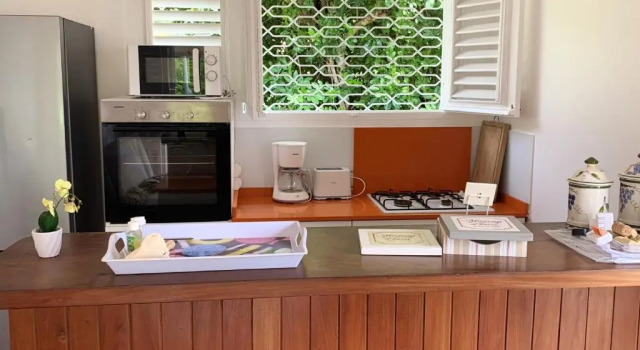 Bungalow de 2 chambres a Le Diamant a 50 m de la plage avec vue sur la mer jardin clos et wifi, Забронировать Отель Ле-Диаман Фор-де-Франс