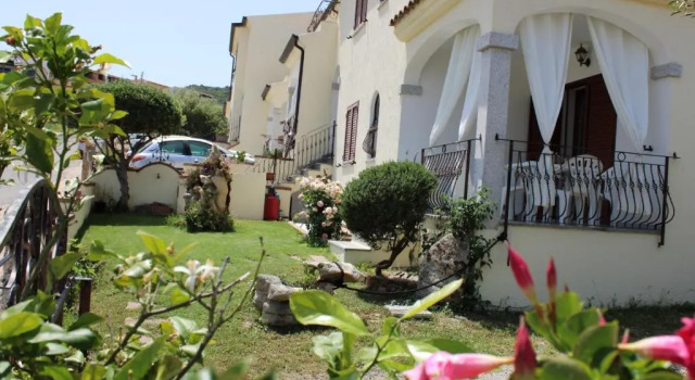 Коттедж с 2 комнатами Casa vacanza Tanaunella